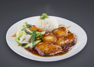 Haikky Lachsfilet in Teriyaki-Sauce, dazu gebratenes Gemüse und Basmati Reis